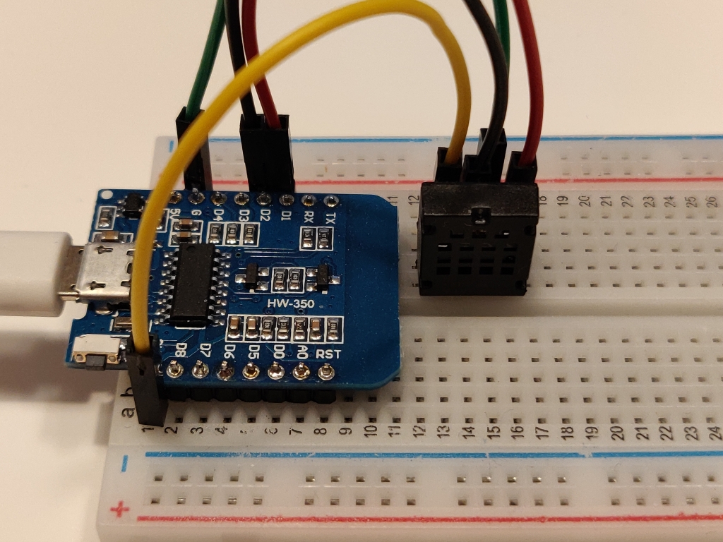Microcontroller en sensor aangesloten op een breadboard